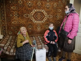 Молодёж нашего храма поздравила наших пожилых прихожан с праздником Пасхи