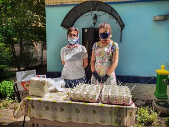 Молодежный актив поздравила прихожан с днем памяти святых благоверных Петра и Февронии Муромских
